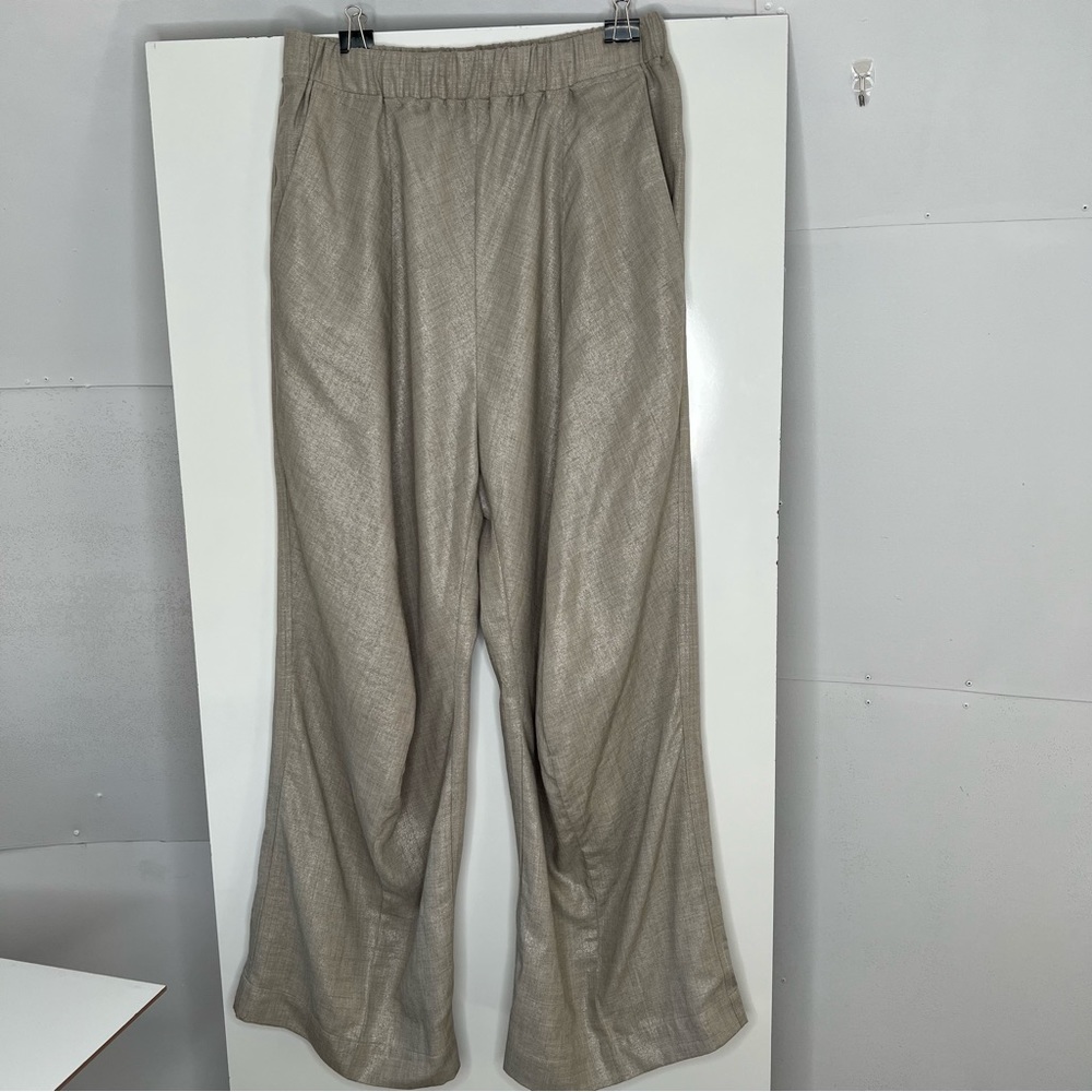 Penelope Sphere Berlin pull on metallic wide leg pant. Euro 36 is a 27-28” waist